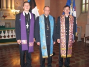 Valdo Lust (vasakul) koos politsei peakaplani Jaan Jaani ja kaplani Ago Randiga Paide kirikus mälestustahvlite avamisel. Foto: Tiiu Pikkur