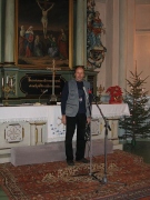 Rapla kiriku altaris teeb mikrofoniproovi ülekande- ja salvestusosakonna vaneminsener, raadioülekannete põhiline eestvedaja Rein Palo. Foto: rahvusringhäälingu arhiiv