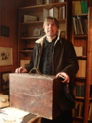 Saarde koguduse diakon Arvet Ollino näitab vastselt avatud Elmar Salumaa muuseumitoas legendaarsele teoloogile kuulunud kohvrit. 