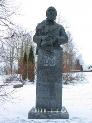 1989. aastal tähistati eesti rahva suure poja Jakob Hurda 150. sünniaastapäeva. Sellest ajast on Põlvas ka tema mälestussammas, autor Aulin Rimm. Foto: Sirje Semm