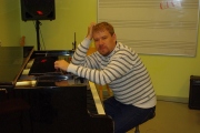 Kui Timo Lige klaveri taha istub, siis enamasti sünnibki laul. Foto: erakogu