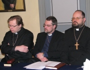 Piiskopliku nõukogu liikmed praostid Enn Auksmann (vasakult), Marko Tiitus ja Veiko Vihuri. Foto: Tiiu Pikkur