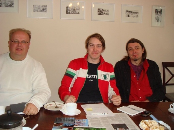 Kari Tynkkynen (vasakult), Tommi Hakkari ja Juha Heinonen Eesti Kiriku toimetuses uut ajakirja tutvustamas. Foto: Sirje Semm