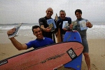 CSI direktor Brett Davis (vasakul) koos Daniel Willisega Uus-Lõuna-Walesi Piibliseltsist ja elukutselise surfari Brendon Newtoniga. Ees DVD autor Brad Whittaker.