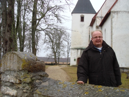 Õpetaja Kari Antero Tynkkynen jätab Eestist lahkudes meelde sammaldunud vanad puud ümber Ridala kiriku, vana ja murenenud kiviaia ümber pühakoja, õndsa vaikuse ja rahu.  Sirje Semm