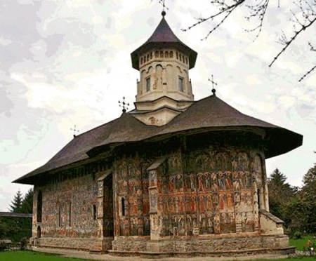 Mitme Rumeenia õigeusu kiriku sise- ja välisseinad on täis maalinguid piibellikel ja rahvusajaloolistel teemadel. Pildil on Moldovita kloostri kirikuhoone Suceava maakonnas.  Repro