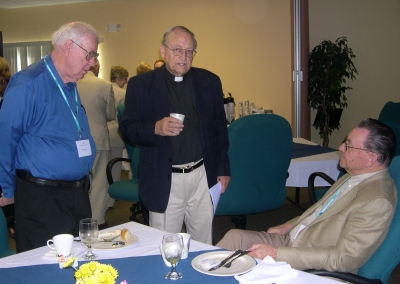 Hetk kongressilt: USA Esimese praostkonna laekur Kuno Lill (vasakult) , praost Thomas Vaga ja Los Angelese koguduse esimees Heino Nurmberg. Airi Vaga
