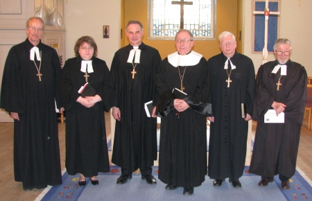 Jumalateenistusel teenisid Jaak Reesalu (vasakult), Margit Nirgi, Tiit Pädam, Ingo Tiit Jaagu, Tõnis Nõmmik ja Heiner Erendi.  Tiiu Pikkur