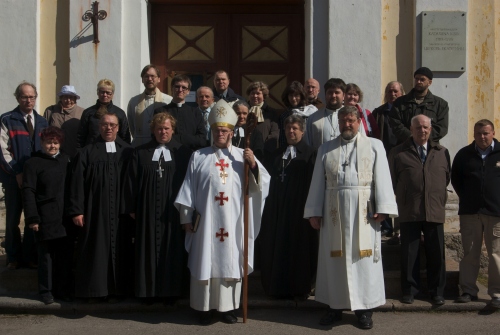 In corpore sinodile jõudnud Võru praostkonna vaimulikud olid riietatud valikuliselt valgesse albasse ja musta talaari. Liina Raudvassar