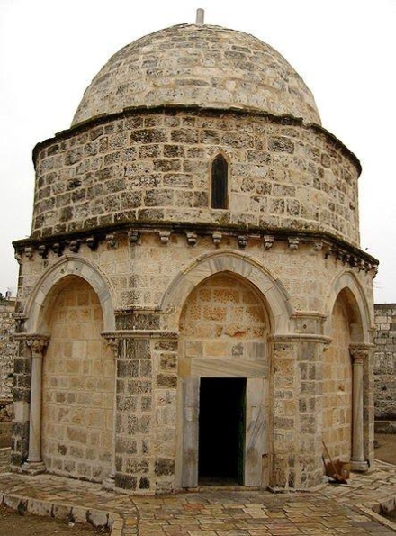392. a rajas keisrinna Helena Õlimäe tippu Eleona basiilika Kristuse taevaminemise mälestuseks. Kiriku hävitasid 614. a pärslased. Ristisõdijad ehitasid kiriku asemele 1102. a kaheksatahulise kiriku, mille sultan Saladin muutis 1187. a mošeeks: arkaadid müüriti kinni ja peale ehitati kuppel. Et ka muslimid austavad prohvet Jeesust, tohivad kristlased astuda taevaminemispühal mošee õuele palvetama ja jumalateenistust pidama. Internet