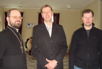 Praost Veiko Vihuri (vasakul) on Saaremaa Jaani koguduse hooldajaõpetaja. Pildil koos juhatuse esimehe Aarne Põlluääre ja liikme Janek Mägiga. Saaremaa Jaani ja Orissaare kogudus on teel selles suunas, et nad võiksid olla üks kogudus.  Sirje Semm