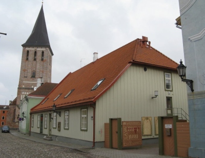 Antoniuse hoov asub Tartu ajaloolises linnasüdames, Jaani kvartalis, Lutsu tn 5. 