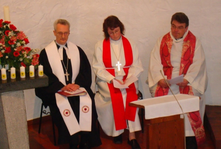 MLB peasekretär Rainer Stahl (vasakult), Hedi Vilumaa ja BW juht monsignore Georg Austen ühisel jumalateenistusel. Martin Kellert