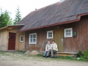 Endise laagrimaja uus elu ehk Joel ja Merle Siim kogudusemaja ja oma kodu lävel. Foto: Tiiu Pikkur