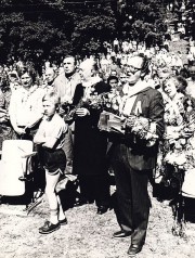 Vaimulik laulupäev Otepääl 1989. aastal. Kuno Pajula ja Ivar-Jaak Salumäega on fotol ka toonased poliitilised juhid Rein Ristlaan ja Maia Leosk. Foto: toimetuse arhiiv