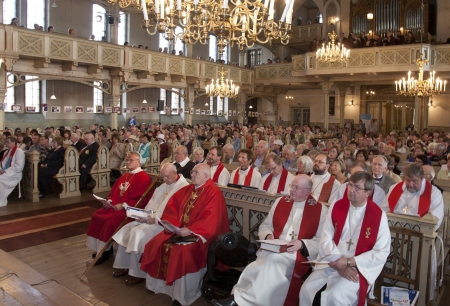 Tartu Peetri kirikusse tuli rahvast kõikjalt Eestist ja mujaltki, et osa saada kirikupäeva ja vaimuliku laulupeo avajumalateenistusest.  Jaak Nilson    