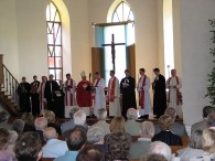 Peapiiskop Andres Põder pühitseb Kambja kiriku. Peeter Ruuge