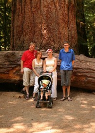 Enn ja Mirje Auksmann koos laste Maarja, Joosep Felixi ja Johannesega Cathedral Grove’i põlismetsas Kanada suurima puu juures Vancouveri saarel. ERAKOGU