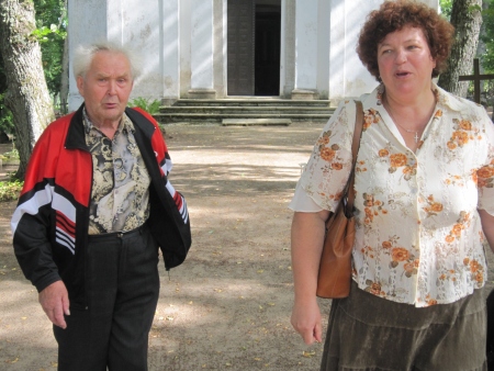 Ilumäe koguduse praegune juhatuse esimees Õie Alt (paremal) ja endine esimees Villu Jahilo loodavad, et kabel saab korda 2013. aastaks, mil tähistatakse pühakoja 170. aastapäeva. Liina Raudvassar