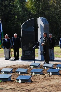 Leitnant Silvester Jürjo pühit­seb memoriaali, seisavad Avinurme lahingu veteranid, esiplaanil hauad langenud sõdurite säilmetega. Foto: Raido Paju 