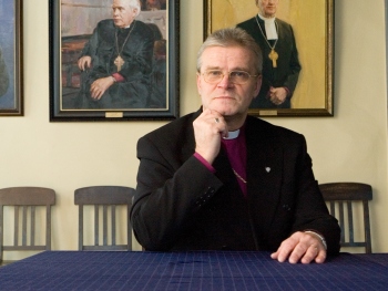 Peapiiskop Andres Põderile tuli õpetaja Kalle Gastoni lahkumine ootamatult. Esiletoodud probleeme polnud ta viie viimase aasta jooksul kordagi konsistooriumiga arutanud. 