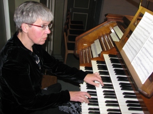 Vähemalt korra kuus mängib Kadri Ploompuu Tallinna toomkiriku  kontserdisarjas «Orelipooltund». Tiiu Pikkur