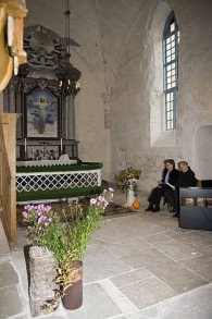 Püha kiriku altariruumis istus abielupaar Irja ja Seppo Sippola jumalateenistusel nii-öelda aukohal. Foto: Irina Mägi, Meie Maa