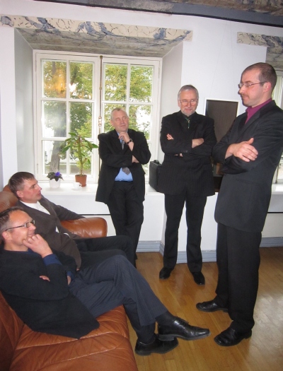 Hetk kuluaarides: Martin Lall (vasakult), Aare Luup, Kaido Jalakas, Peeter Krall ja Jaanus Tammiste. Liina Raudvassar