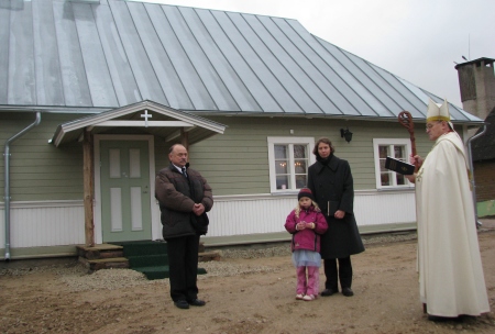 120 aastat vana maja on uuesti elule ärganud. Õnnistab peapiiskop Andres Põder, vasakul juhatuse esimees Hans Rätsep, keskel Lea Jants-Ylönen tütrekesega. Tiiu Pikkur