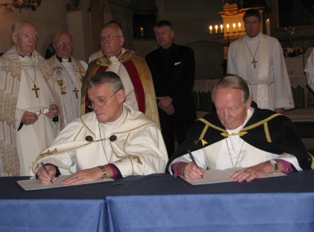 EELK ja E.E.L.K. ühinemislepingut kinnitasid allkirjadega peapiiskopid Andres Põder ja Andres Taul. Tiiu Pikkur