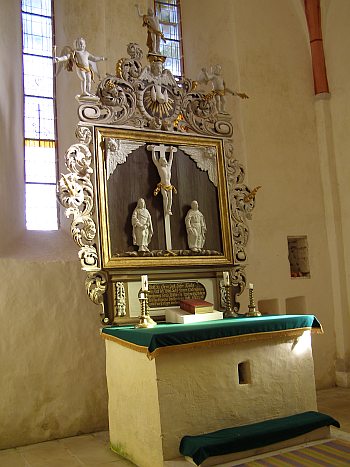 Hanila kiriku 300 aasta vanune altar läbis sel aastal ennistuskojas täieliku konserveerimise. Foto: Lembit Tammsalu