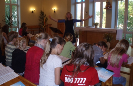 Lastekoori Väike Küünal lauljad harjutavad Silja Trisbergi käe all Tartu Maarja kogudusemaja kirikusaalis lastejumalateenistuseks, mis toimus sel suvel kirikupäeva raames. Helika Gustavson-Rätsep