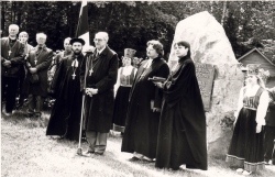 Villu Jürjo ja Jüri Pallo (paremal) 27. mail 1990 Põlvas kahe hingekarjase Schwartzi ja Oldekopi mälestuskivi avamisel. 