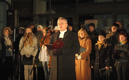 Peapiiskop Andres Põder Jõgeval jõulurahu välja kuulutamas, tema selja taga seisavad Palamuse segakoori Kuus Õuna lauljad, kes tseremoonial jõululaule laulsid.  Riina Mägi, Vooremaa  