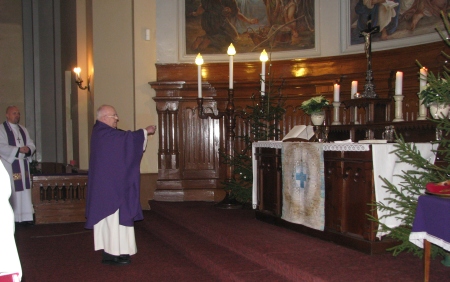 Piiskop Einar Soone uut altarikatet pühitsemas. Tiiu Pikkur