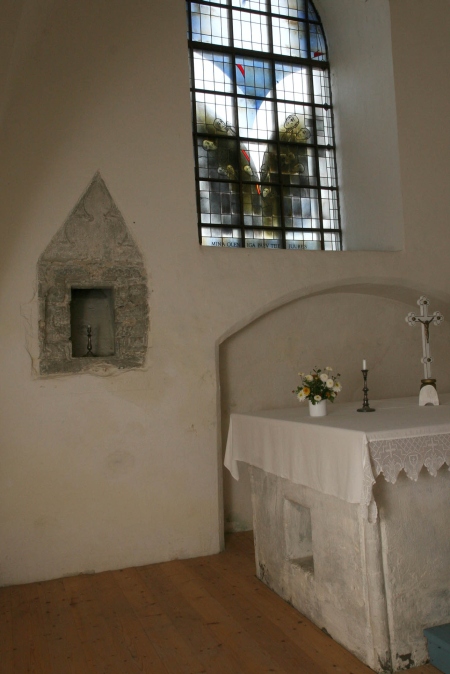 Kiriku praegune altar asub osas, mis ehitati XV sajandil algse ühelöövilise hoone idaotsa. 