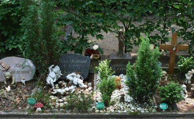 Nurgake surnuaiast Saksamaal, kuhu on maetud vaikuse lapsed. Ajalooliselt teeb paiga tähelepanuväärseks see, et aastail 1945–49 maeti just sellele kohale eestlased, kes deportatsioonilaagris surid.  Arho Tuhkru