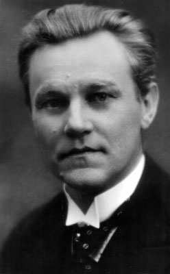 Juhan Aavik lõpetas Peterburi konservatooriumi 1907. a trompeti erialal ning 1911. a teooria ja kompositsiooni erialal.
