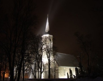 15. sajandist pärit Haljala Püha Mauritiuse kirik on teetähiseks Tallinna-Peterburi maanteel. Gunnar Aasumets