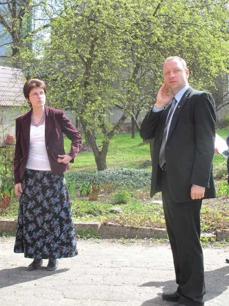 Domus Petri Kogu juht Ester Liinak ja linnapea Kalev Härk arutlevad, kuidas kogudusemaja ümbrust muuta. Rita Puidet