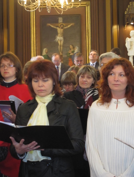 Ambla kiriku altari ette mahutasid end ühendkoorina laulma ligi 140 lauljat. Esiplaanil vasakul solistina üles astunud Tiiu Mõistlik Türi koguduse ansamblist.