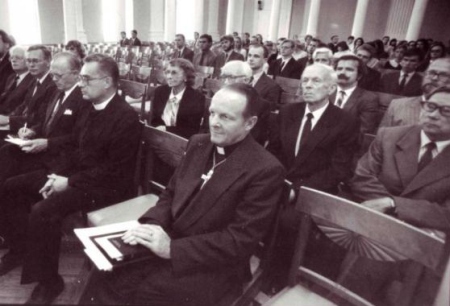 Tartu ülikooli usuteaduskonna avaaktus 2. septembril 1991. aastal. Esireas Andres Taul (paremal) Torontost ja usuteaduse instituudi rektor Jaan Kiivit. Erakogu
