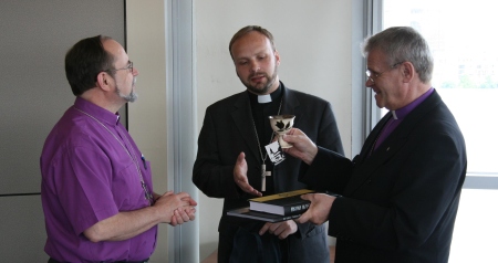 Andres Põder ja Arho Tuhkru annavad üle kingitust piiskop Wolfgang Herz-Lane'ile. 4 x Arho Tuhkru