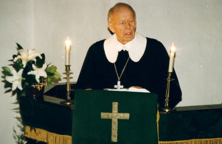 Õpetaja Kuurme jutlustamas taastatud Põltsamaa kiriku pühitsemise 45. aastapäeval 9. novembril 1997. Arhiiv