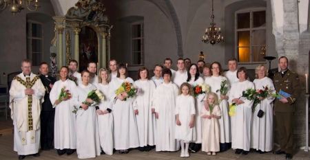 Kaitseväe kaplanaat ja Rootsi-Mihkli kogudus teevad head koostööd. Ühine leeriõnnistus saadi ülestõusmispühade öisel teenistusel. Koguduse arhiiv     