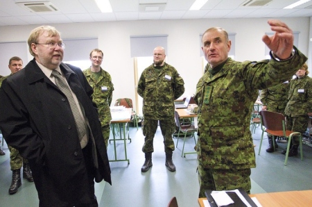 Kevadtormis osalevatele kaitseväelastele on tulnud külla (paremalt) kaitseväe juhataja kindralleitnant Ants Laaneots ja kaitseminister Mart Laar. Internet