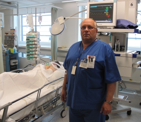 Dr Jüri Vahtramäe oma patsientide keskel intensiivravi osakonnas, kus mõisted elu ja surm on igapäevaselt kohal. Liina Raudvassar