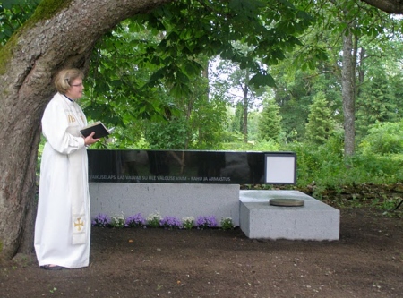 Õpetaja Annika Laats õnnistab vaikuse laste matmispaiga.  Kerstin Kask