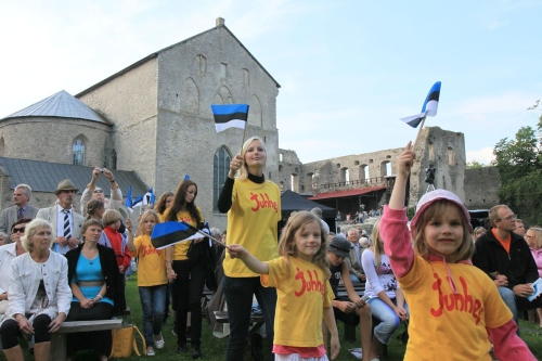 Haapsalu piiskopilinnuse hoovis peeti 20. augustil kontsert-tänujumalateenistus «Laul ja vabadus». Esiplaanil Juhhei! lastekoori lauljad.