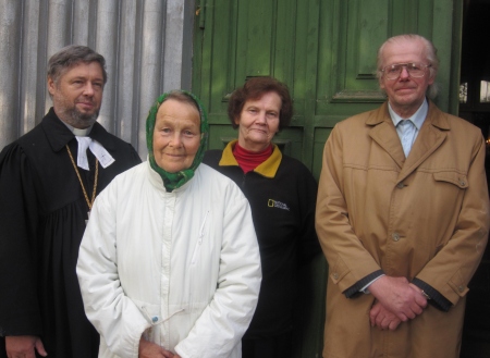 Nemad hoiavad kirikuukse avatuna: õpetaja Andres Mäevere ning ustavad koguduseliikmed Olga Jamsa, Tiiu Leškina ja Mart Kallas. Sirje Semm